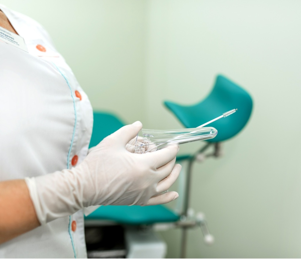 На приеме гинеколога мазок на микрофлору — в подарок